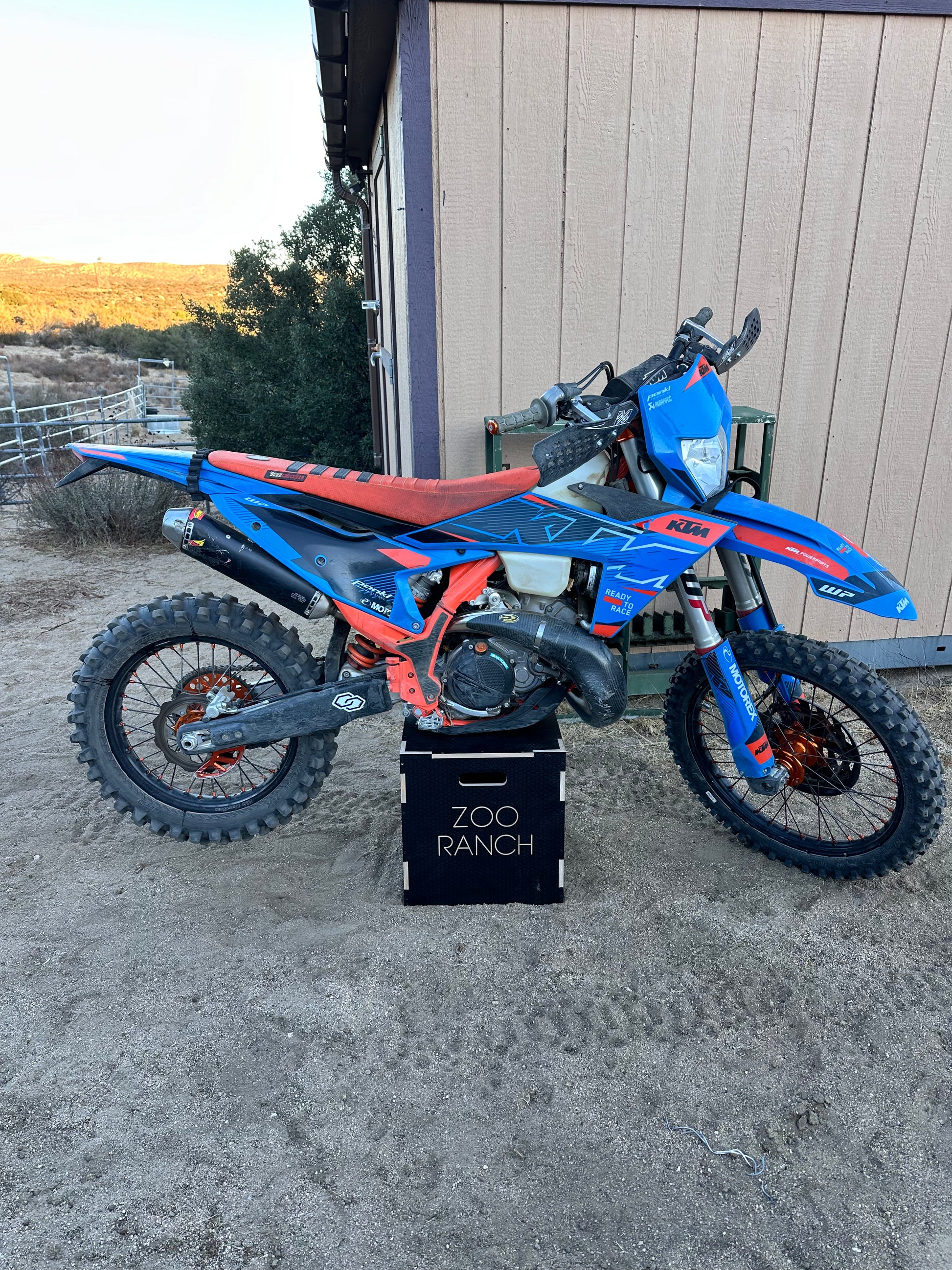 Moto box stand - Solid Wood Worx