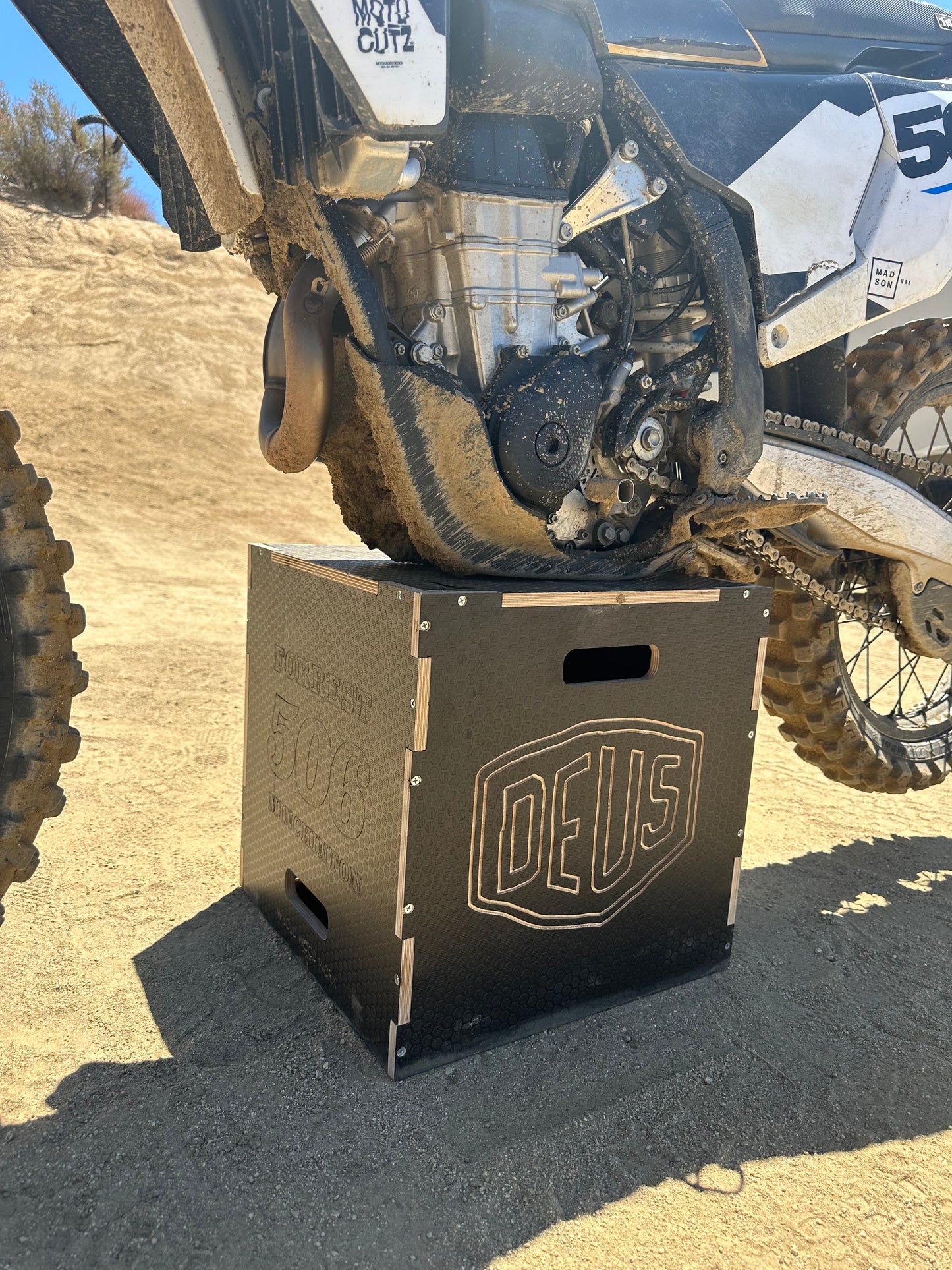 Moto box stand